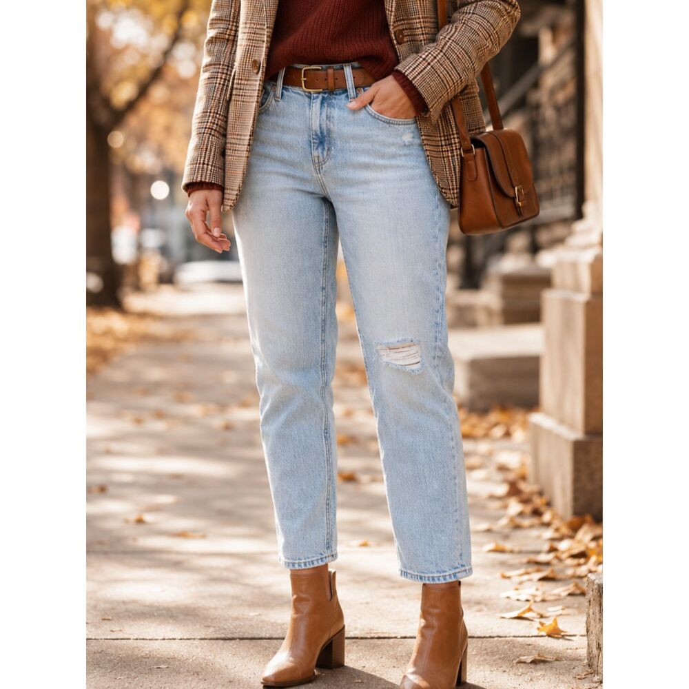 Old Navy Women's Size 6 Boyfriend Cropped Jeans Mid-Rise Light Wash Distressed